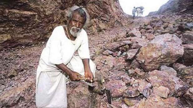Photo of मिसाल–बेमिसाल : पहाड़ का सीना चीर 27 साल में अकेले खोद डाला तालाब