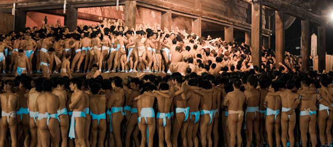 Photo of इस देश में एक चीज के लिए हजारों लोग होते हैं एक साथ नग्न