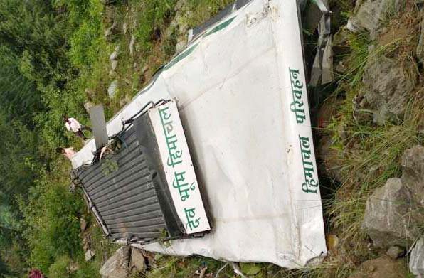 Photo of हिमाचल में सड़क किनारे खड़ी बस खाई में गिरी, 5 की मौत
