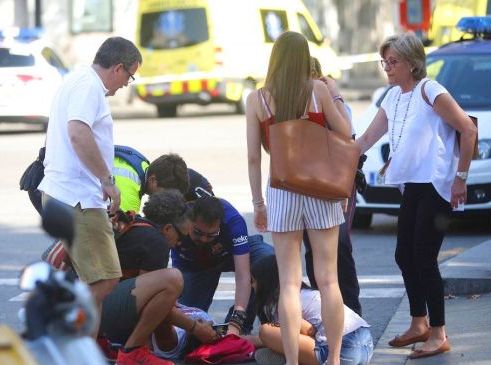 Photo of स्पेन में आतंकी हमला, वैन चालक ने 13 को रौंदा और 100 को किया घायल
