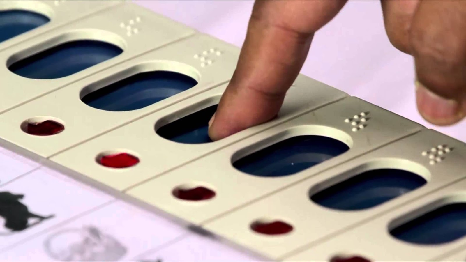 इलेक्ट्रॉनिक वोटिंग मशीनों, उमेश सैगल, दिल्ली के पूर्व मुख्य सचिव, बुक, प्री-प्रोग्राम्ड कोड नंबर