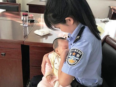 Photo of चीन की महिला पुलिसकर्मी ने आरोपित के बच्‍चे को पिलाया अपना दूध, फोटो वायरल
