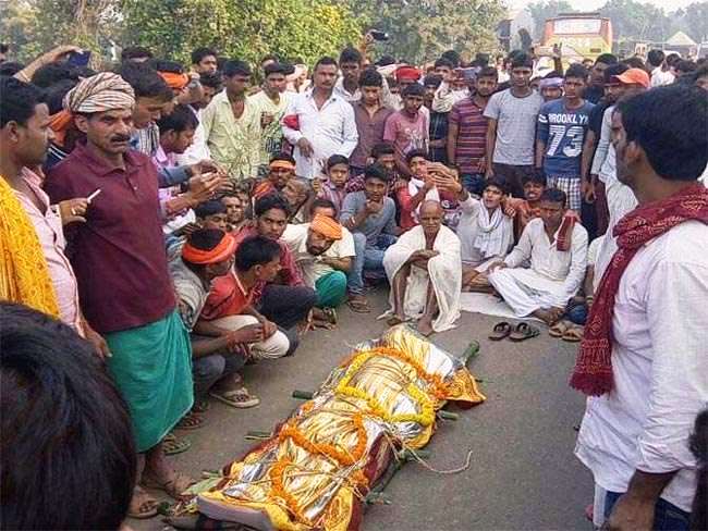 Photo of बिहार में जहरीली शराब से 5 मरे, 12 पुलिसवाले सस्‍पेंड