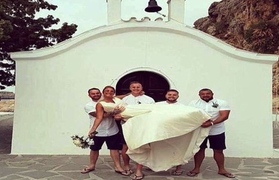 Photo of नवविवाहित जोड़े ने मठ के सामने ही किया ओरल सेक्‍स, विदेशियों की शादी पर लगा बैन