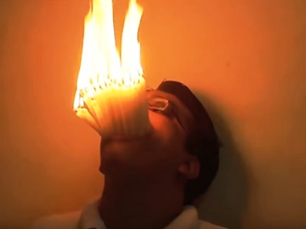 Photo of मुंह में 22 जलती मोमबत्तियां रख बनाया गिनीज बुक रिकॉर्ड