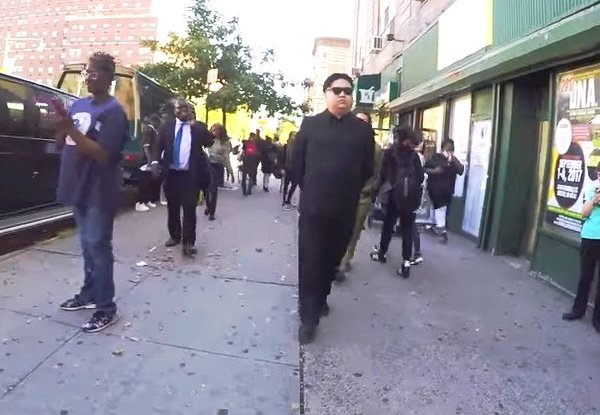 Photo of न्यूयॉर्क की सड़क पर अकड़ते हुए निकला ‘किम जोंग उन’, तब देखें क्‍या हुआ