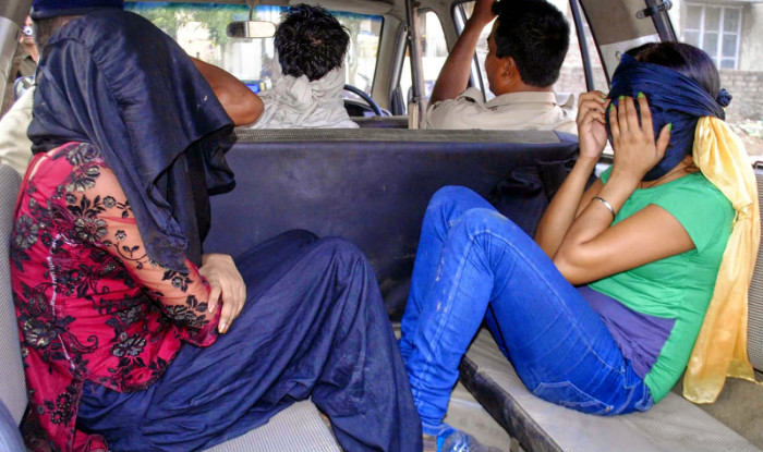 Photo of यूपी के मैनपुरी में पुलिस ने सेक्स रैकेट का भांडा फोड़ा,घर से कई लड़कियां गिरफ्तार