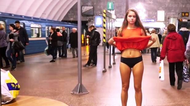 Photo of महिलाओं की स्कर्ट में झांकने को अपराध घोषित कराने को छात्रा ने किया ऐसा प्रदर्शन