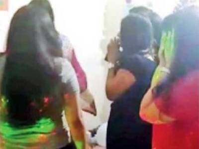 Photo of लड़कियों के फ्लैट में चल रही थी पार्टी, शोरशराबा सुन घुसे लोगों ने बरामद की शराब की बोतलें