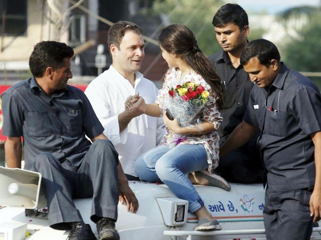 Photo of इस लड़की ने राहुल गांधी संग खिंचाई सेल्‍फी,इंटरव्‍यू के लिए लग गई लाइन