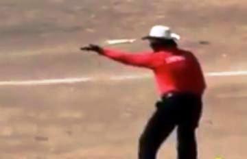 Photo of VIDEO : मैच नहीं अंपायर का डांस देखकर लोग हो रहे लोटपोट, आप भी मजे लीजिए