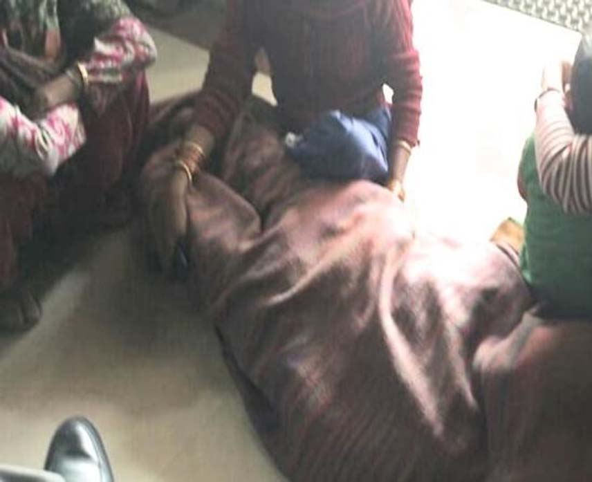 Photo of देहरादून : स्वास्थ्य योजना बंद हुई तो आईसीयू से महिला को किया बाहर, मौके पर मौत