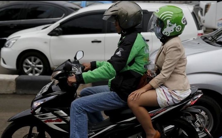 Photo of यूपी में अब दोपहिया वाहन में पीछे बैठने वालों को भी लगाना होगा हेलमेट