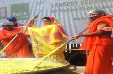 Photo of गौरव : भारत ने 918 किलो की खिचड़ी का वर्ल्‍ड रिकॉर्ड बनाया