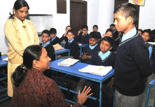 Photo of स्कूल में प्रमुख सचिव से छात्र ने पूछा रिश्वत क्यों लेते हैं नेता व अफसर, फिर मिला ऐसा जवाब
