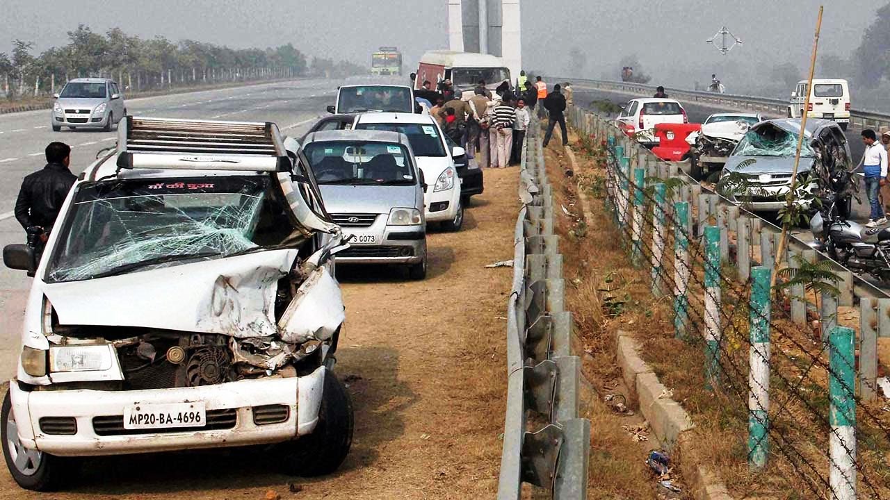Photo of कोहरे में भिड़ी 10 गाडि़यां, हादसे में कई लोग घायल
