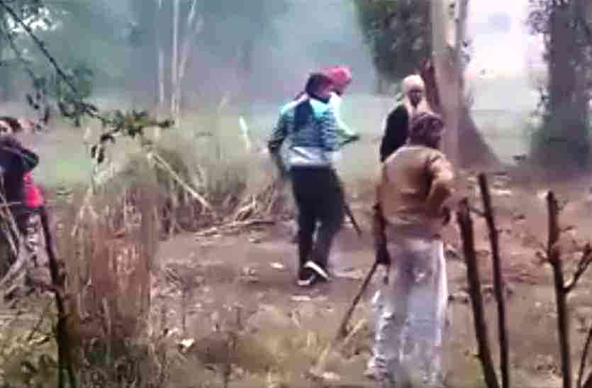 Photo of सत्‍ता की हनक में जमीन कब्‍जाने को लेकर महिलाओं पर बरसाईं लाठियां