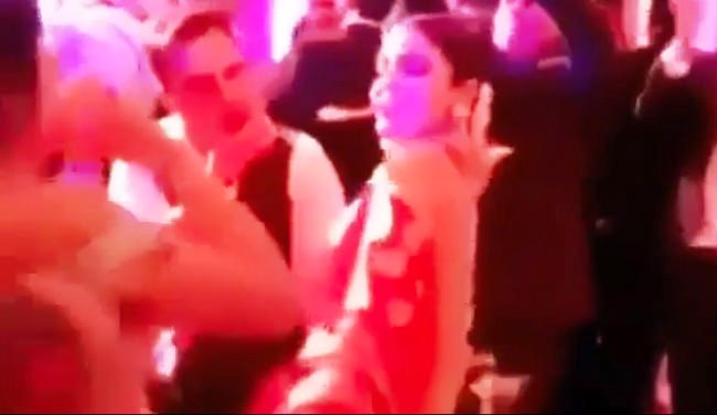 Photo of VIDEO : मुंह में नोट दबाकर नाचीं अनुष्का, रिसेप्शन में देवरों के साथ जमकर मचाया धमाल