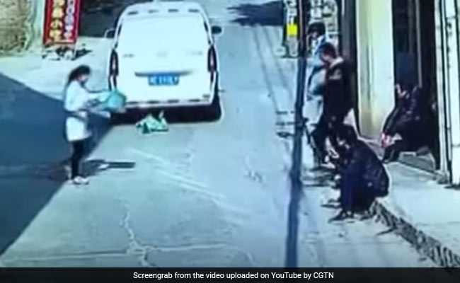 Photo of Video: जब बच्चे के ऊपर से गुजर गई कार, फिर हुआ कुछ ऐसा कि