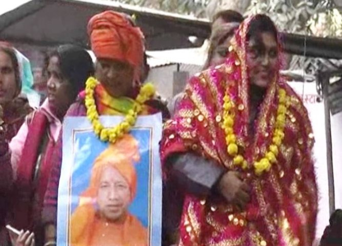 Photo of सीतापुर में आंगनबाड़ी कार्यकर्ता ने योगी आदित्यनाथ से रचाई अनोखी शादी