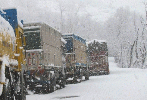 Photo of बारिश और बर्फबारी के कारण जम्मू-श्रीनगर राजमार्ग  किया गया बंद