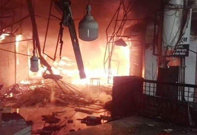 Photo of मुंबईः दुकान में लगी भीषण आग में 12 लोग जिंदा जले, कई घायल