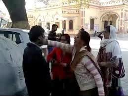 Photo of VIDEO: छेड़छाड़ कर रहे युवक की महिलाओं ने जमकर की पिटाई
