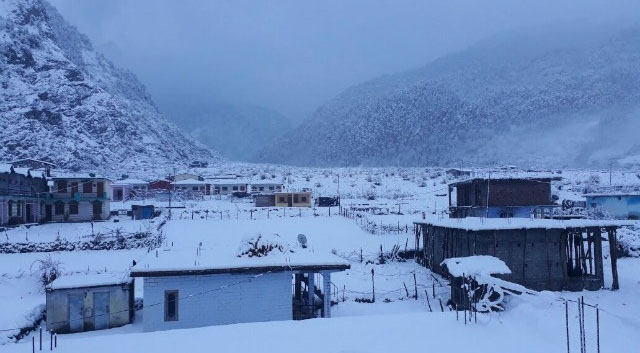 Photo of उत्तराखंड के इन इलाकों में भारी बर्फबारी, पर्यटक स्थल हैं आपके इंतजार में