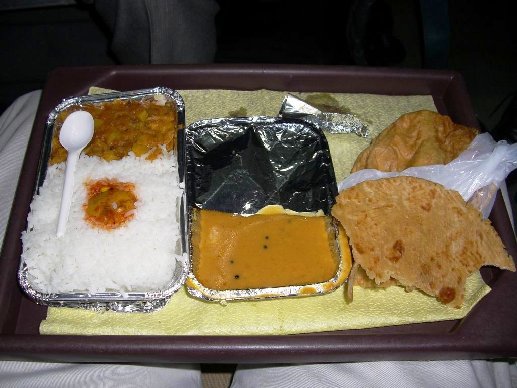 Photo of रेल यात्रियों के लिए खुशखबरी, अब अपनी सीट पर किसी भी होटल से मंगवा सकेंगे खाना