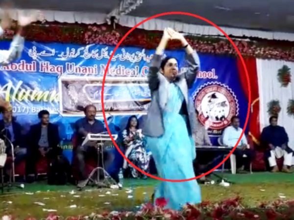 Photo of VIDEO : AIMIM की महिला नेता ने स्टेज पर जमकर किया नागिन डांस, पुरुषों ने पैसे भी लुटाए