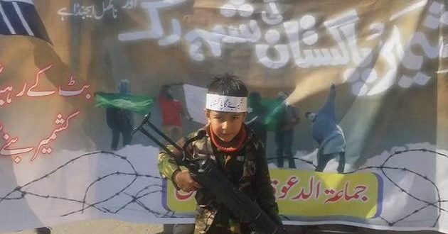 Photo of हाफिज सईद ने अब छोटे-छोटे बच्चों के हाथों में थमायी बंदूक, भारत के खिलाफ छेड़ेगा जंग!