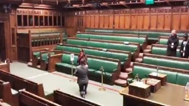Photo of VIDEO : इस आशिक ने ब्रिटेन की संसद में किया गर्लफ्रेंड को प्रपोज, देखें फि‍र क्या  हुआ