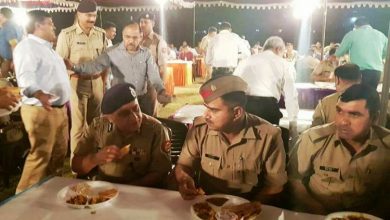 Photo of सहारनपुर में डीजीपी ने सिपाहियों के साथ लिया भोजन का लुत्फ