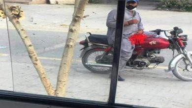 Photo of पाकिस्‍तान में घिनौनापन, लड़कियों को देख बाइक सवार करने लगा हस्तमैथुन