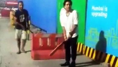 Photo of VIDEO : सचिन तेंदुलकर ने गली के लड़कों के साथ सड़क किनारे खेली क्रिकेट