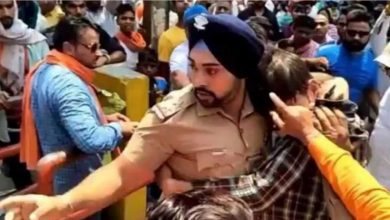Photo of VIDEO : मंदिर में हिंदू लड़की के साथ मिले मुस्लिम युवक को सिख पुलिसकर्मी ने आक्रोशित भीड़ से बचाया