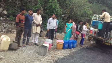 Photo of हर दिन दो से तीन किलोमीटर चलकर पानी लाने को मजबूर हैं मैड मल्ला गांव के लोग , देखिए वीडियो
