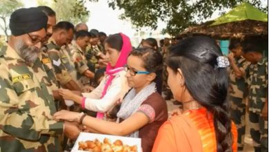 Photo of RakshaBandhan Spcl : बॉर्डर पर तैनात सैनिकों की कलाइयों पर बहनों ने बांधी राखी
