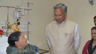 Photo of सिनर्जी अस्पताल में पहुंचे सीएम त्रिवेंद्र सिंह रावत, जाना मरीज़ों का हाल
