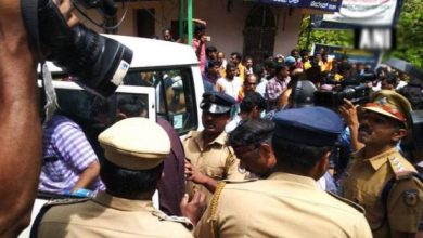 Photo of सबरीमाला मंदिर : प्रदर्शनकारियों ने महिला पत्रकारों की वैन पर किया हमला, हिंसा जारी