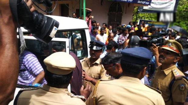 सबरीमाला मंदिर मामले में महिला पत्रकार की गाड़ी पर हमला