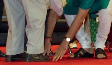 Photo of खुद की उम्र से 20 साल छोटे नेता के क्यों पैर छूने पड़े एक मुख्यमंत्री को, जानिए