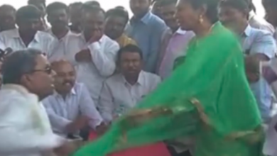 Photo of पूर्व मुख्यमंत्री ने खींचा महिला का दुपट्टा, देखें VIDEO