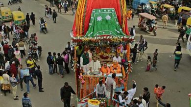 Photo of भगवान श्री जगनाथ की भव्य रथयात्रा में नाचते हुए भक्तों ने कहा ‘जय श्री कृष्णा’