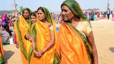 Photo of कुंभ में महिलाओं को बांटी गई WATER PROOF साड़ी, जानिए खासियत