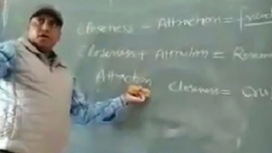 Photo of प्रोफेसर ने बोर्ड पर लिखकर छात्राओं को समझाए प्यार के फार्मूले, वीडियो वायरल