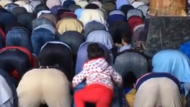 Photo of नमाज अदा कर रहे पिता की पीठ पर चढ़कर बेटी ने किया कुछ ऐसा…Video हो गया Viral