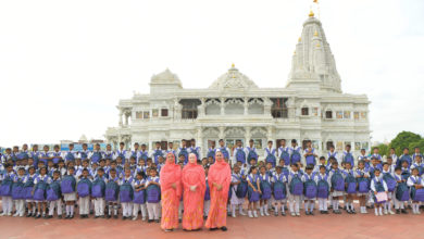 Photo of जगद्गुरु कृपालु परिषत् ने 5,000 विद्यार्थियों को बांटी पाठ्य सामग्री