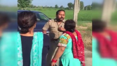 Photo of OMG : वाह री पुलिस … भौकाल दिखाने के लिए महिला के सामने वर्दी उतार दी, देखें VIDEO