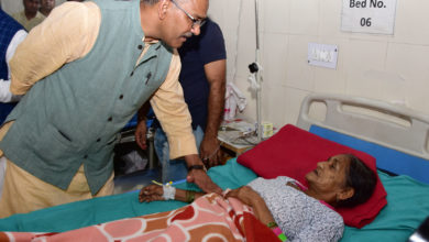 Photo of सेवा सप्ताह में मरीज़ों से मिलने अस्पताल पहुंचे सीएम त्रिवेंद्र सिंह रावत